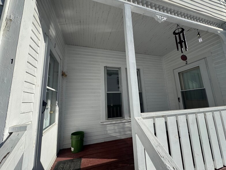 Building Photo - 10 Maple St