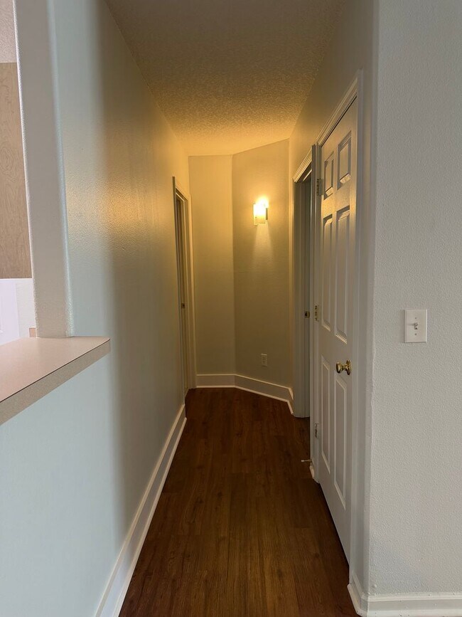 Building Photo - Updated Apartment in Plantation Point