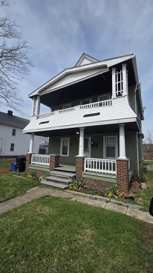 Building Photo - "2-3 Bedrooms- LOTS OF SPACE!"