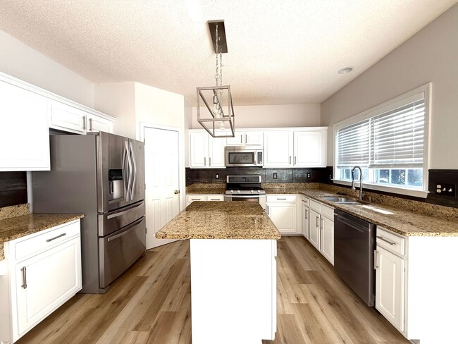 Building Photo - LOCATION!  Close to the outlet Malls and D...
