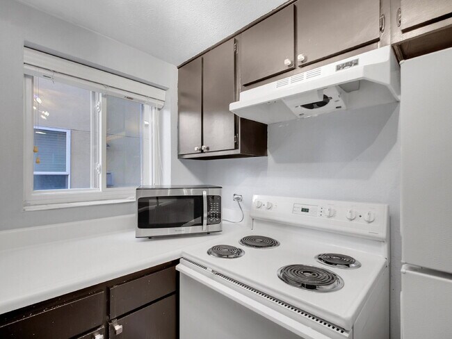 Building Photo - $1,625 - 1 Bed 1 Bath Condo Available Near...