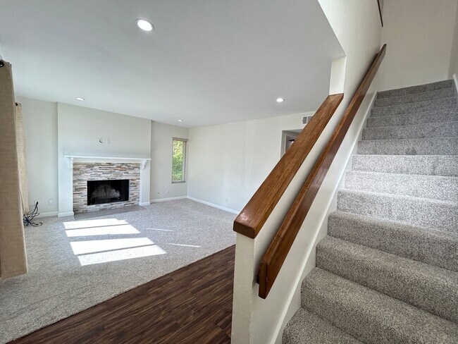 Building Photo - 5749 E Creekside Ave
