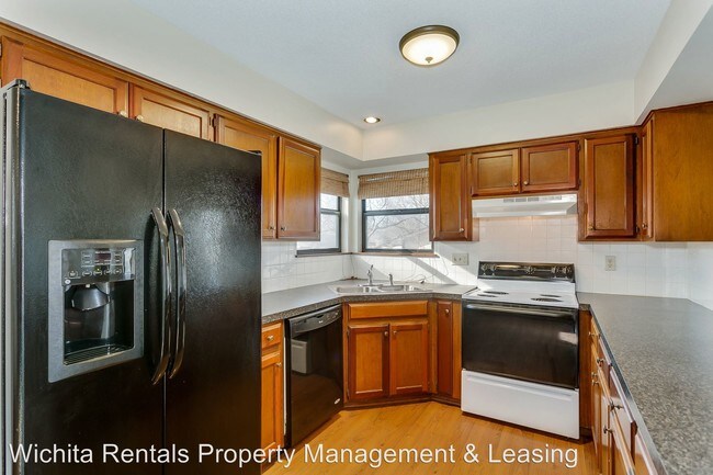 Building Photo - 3 br, 2 bath Apartment - 580 W. 3rd 580 W 3rd