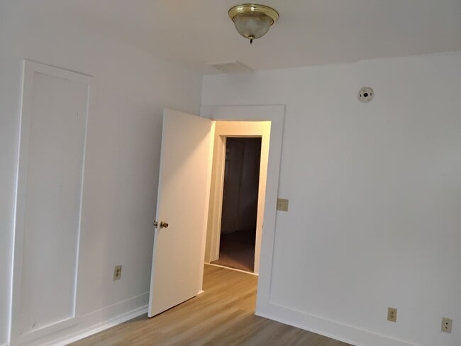 Building Photo - 2 Bed 1 Bath Home
