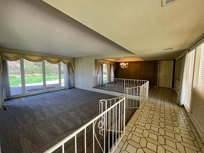 Building Photo - Custom home located next to Oakdale Country Club!