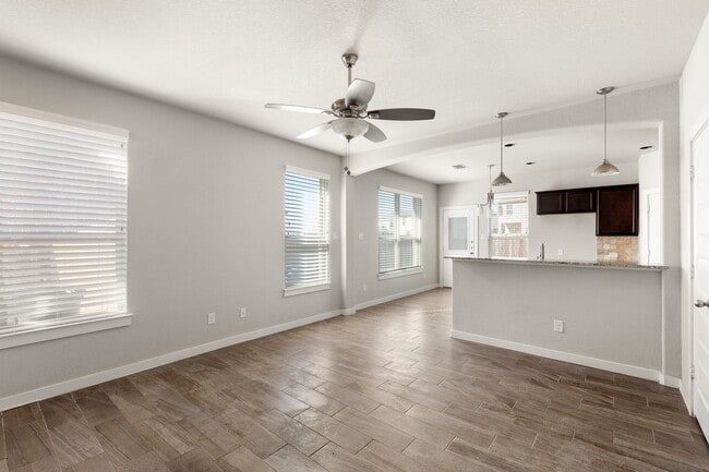 Building Photo - AVAILABLE NOW! Beautiful 3 bedroom Luxury Duplex, New Braunfels, Texas!