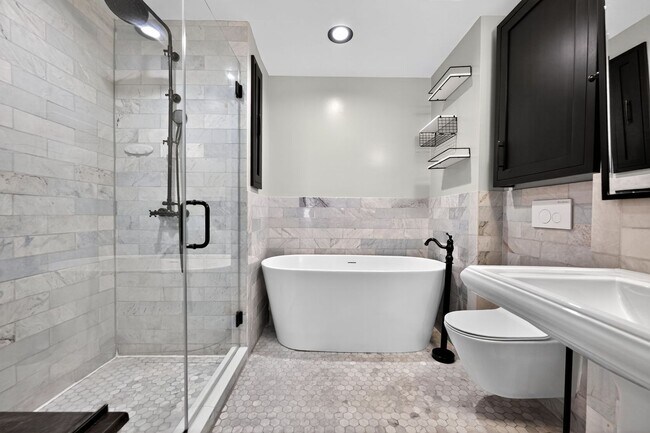 Building Photo - Beautiful 2 Bedroom, 1 Bathroom Condo In W...