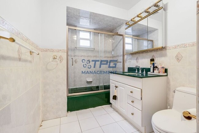 Building Photo - 121 Bentley Ave