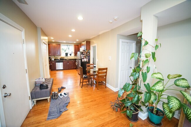 Building Photo - 6100 N Talman Ave