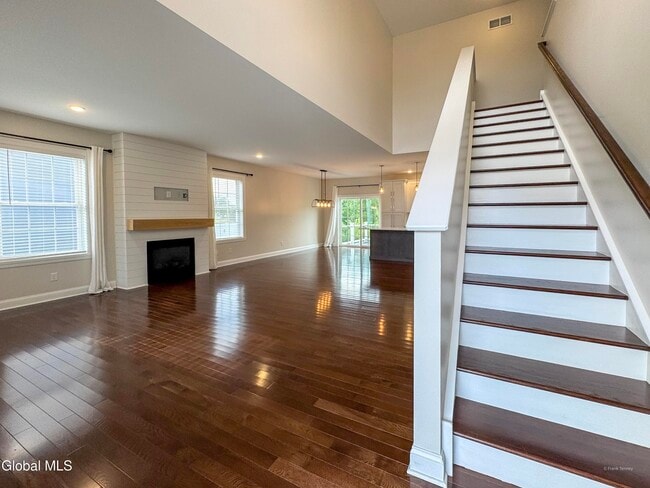 Building Photo - 10 Cypress St