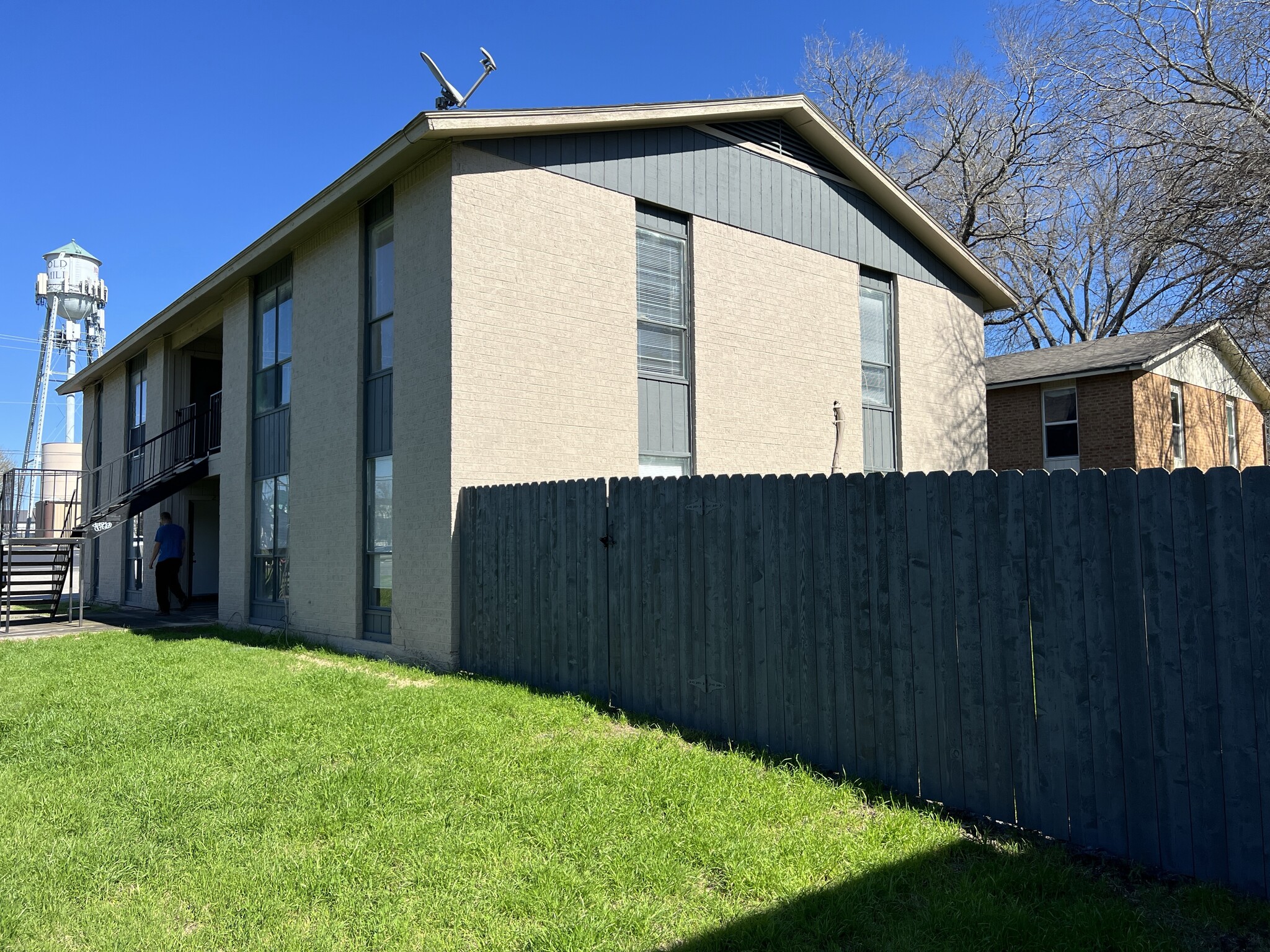 Building Photo - 200 Uhland Rd