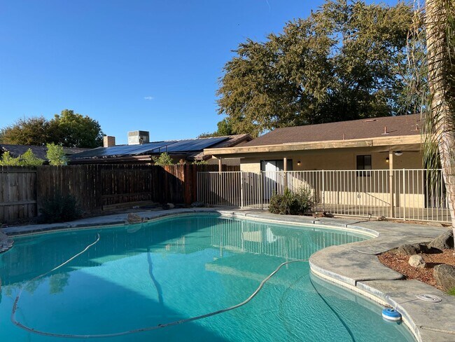 Building Photo - SOUTHWEST BAKERSFIELD  MOVE-IN-SPECIAL **FIRST MONTH'S RENT FREE!!**