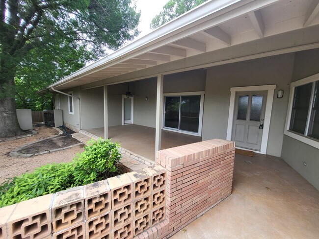 Building Photo - Mid-century home ready for move-in