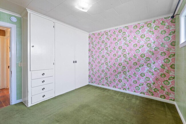 Building Photo - Quaint, inviting 4-bdrm/2-bath home in Cloverdale. Serene living, huge yard, covered patio