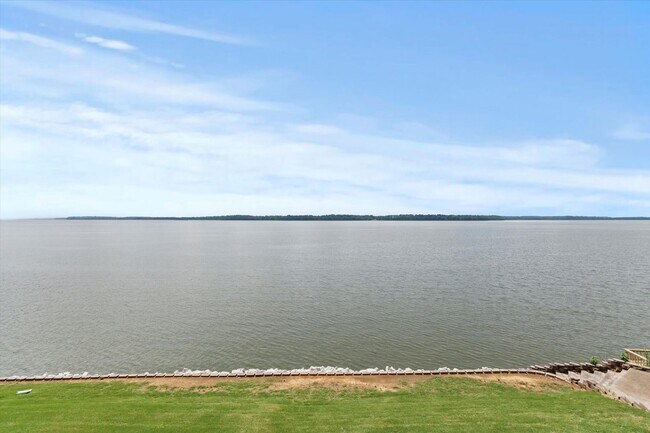 Building Photo - Riverfront Living with Spacious Layout and Stunning Views!