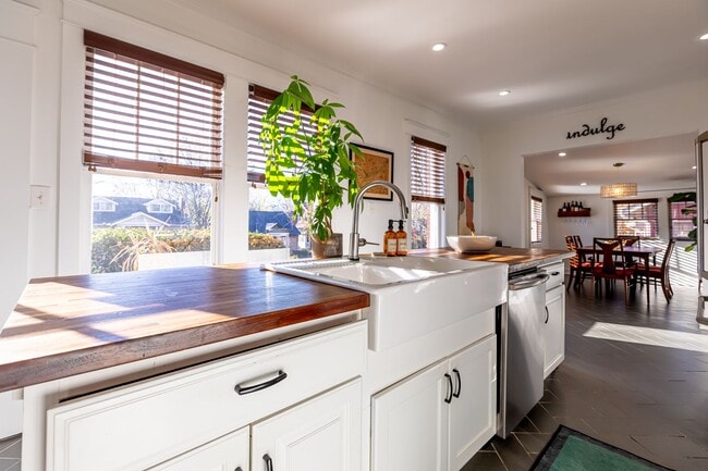 Building Photo - Rare historic East Nashville bungalow for rent; 4 Beds 3 Baths, 1,806 SqFt, fenced yard