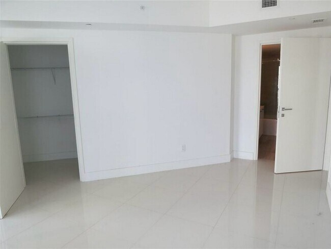Building Photo - 1300 Brickell Bay Dr