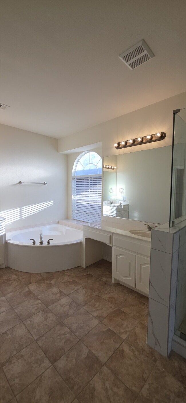 Building Photo - Recently remodeled 4 bedrooms, 3 bathrooms and move-in ready!