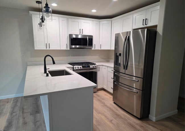 Building Photo - 323 Ashbrook Dr