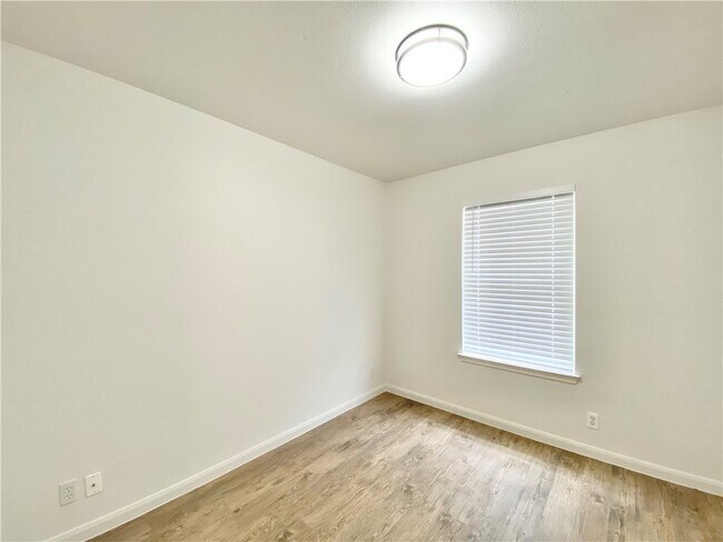 Building Photo - 811 Sonny Dr