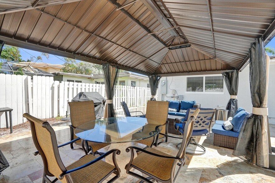 Building Photo - 1633 SE 5th Ct