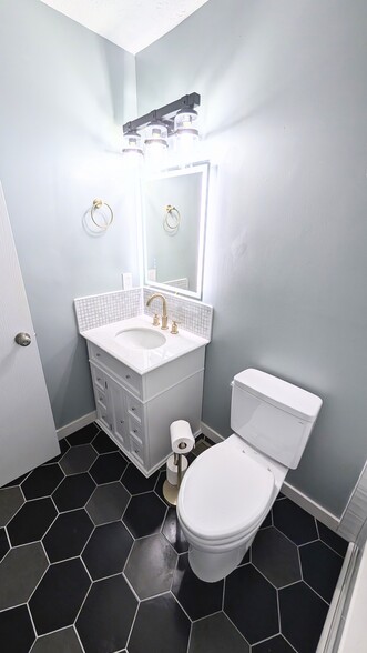 Shared bathroom - 4381 Alderson Ct