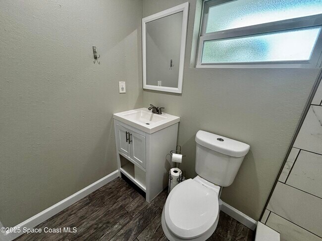 Building Photo - 1525 Island Dr