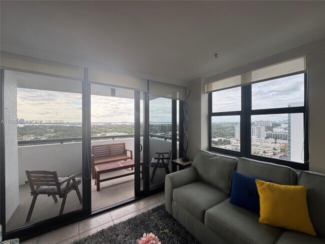 Building Photo - 2555 Collins Ave