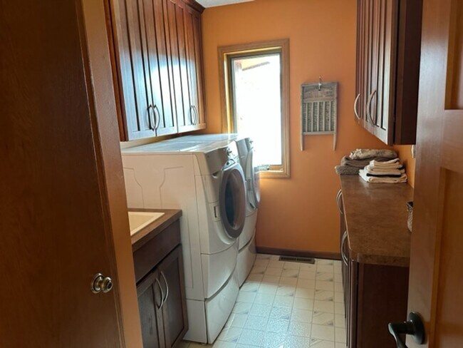 Building Photo - 4 Bedrooms, 3 Bathrooms Fully Furnished La...