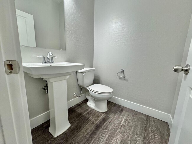 Building Photo - STUNNING 2 STORY HOME 3 BEDROOM/2.5 BATHROOM