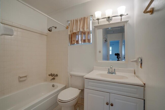 Building Photo - 2111 NE 1st Ct