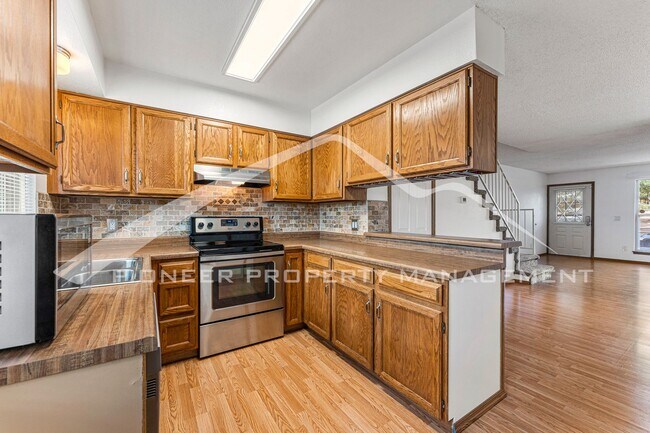 Building Photo - Spacious Townhouse with Central AC and Was...