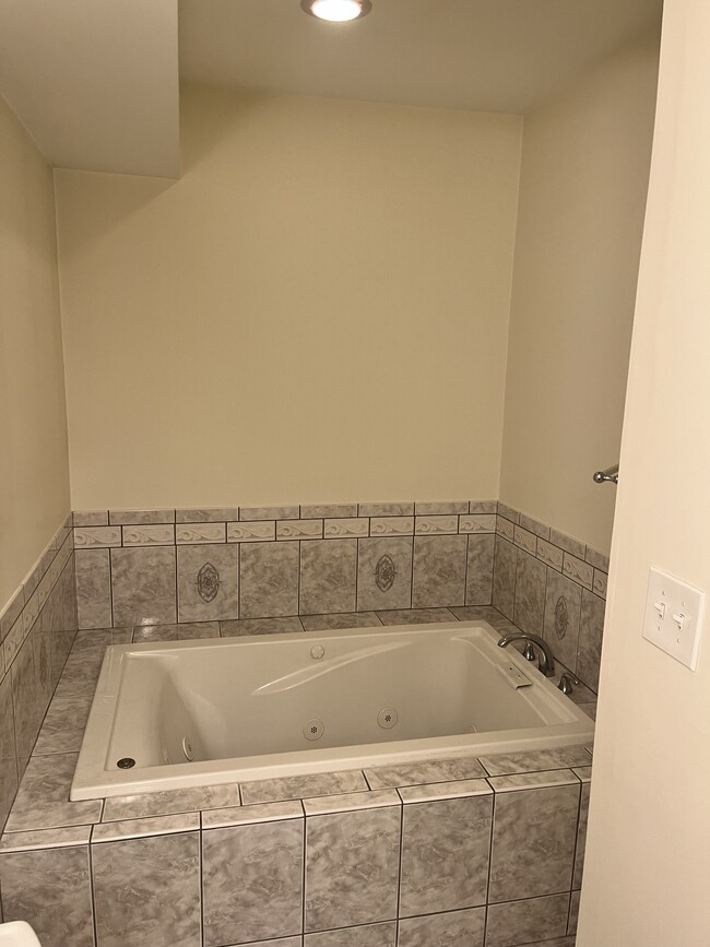 Jacuzzi Tub with Jets on 3rd Floor - 2410 Fleet St