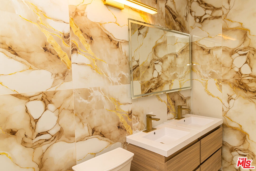 Building Photo - 5604 Valley Circle Blvd