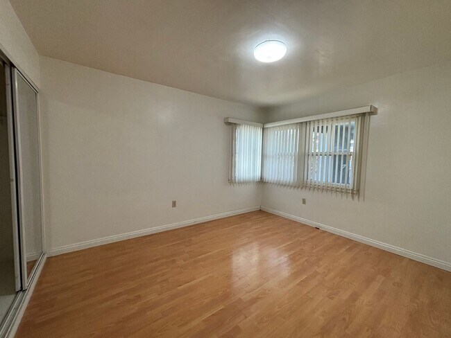 Building Photo - Glenoaks, 625-633 1/2