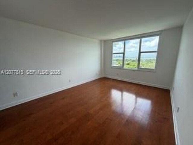 Building Photo - 5600 Collins Ave
