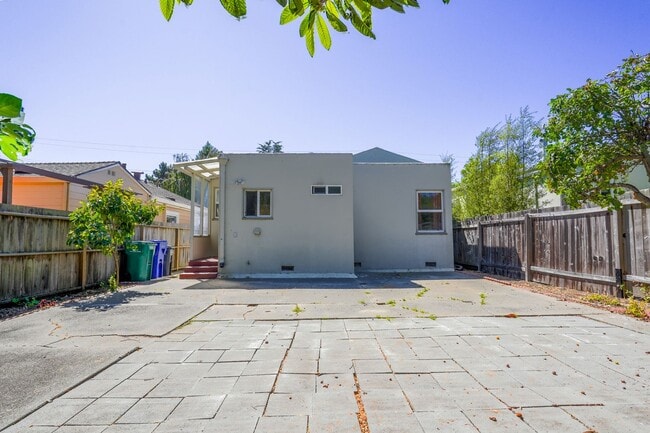 Building Photo - Single Family Home