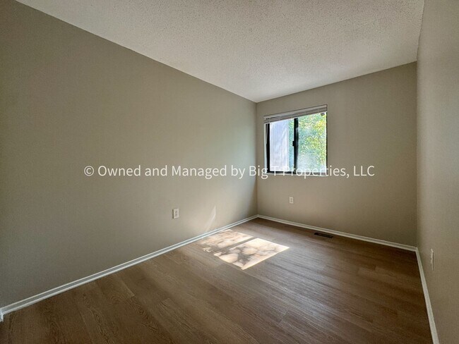 Building Photo - Beautifully updated huge townhouse in Wood...