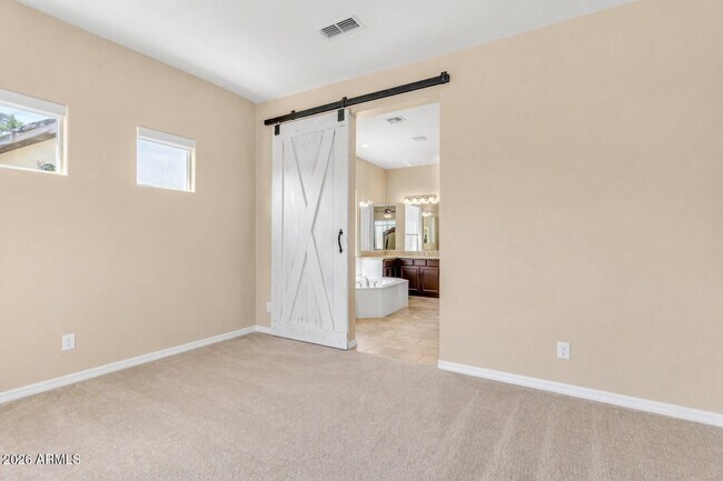 Building Photo - 2827 E Muirfield St