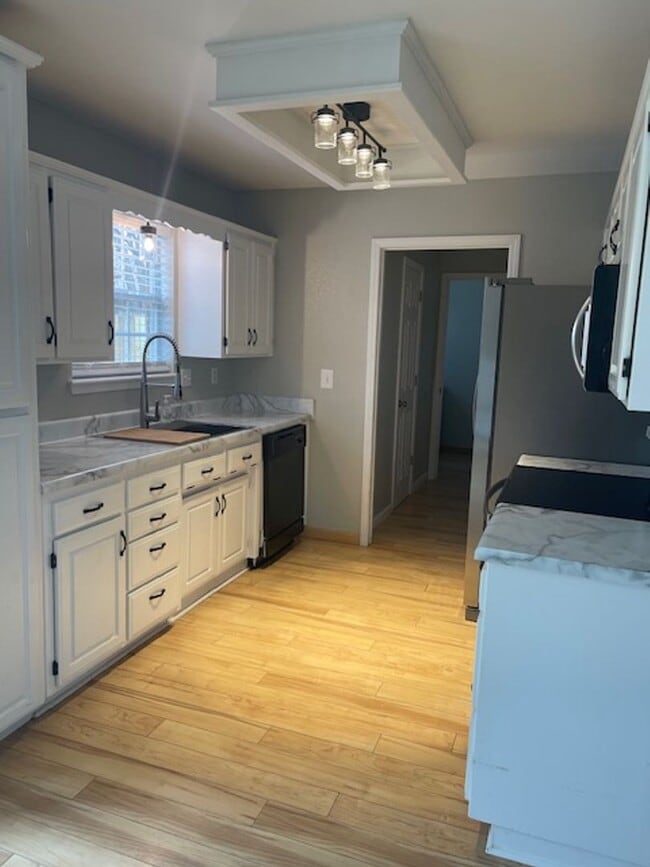 Building Photo - BEAUTIFUL HOME IN GREAT LOCATION! EASY ACCESS TO I-49!