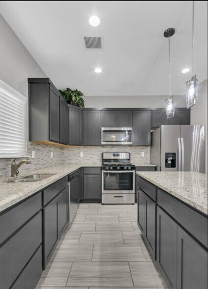 Building Photo - 2828 Tierra Oasis St