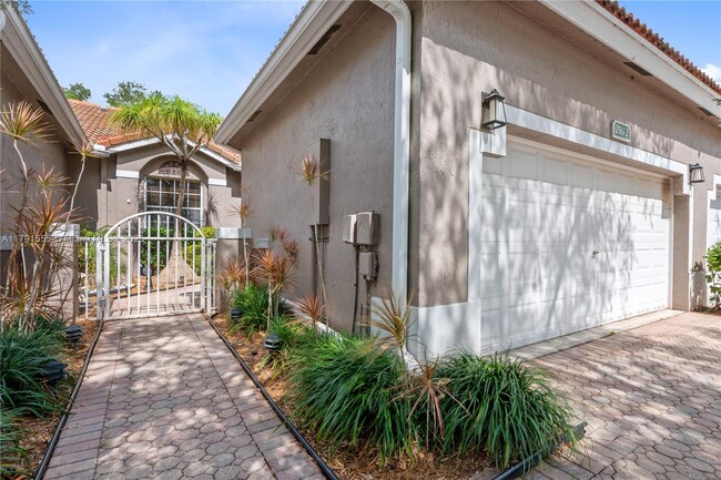 Building Photo - 2561 E Aragon Blvd