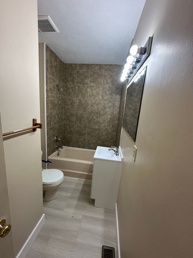 Building Photo - 2 Bedroom, 1 Bathroom House
