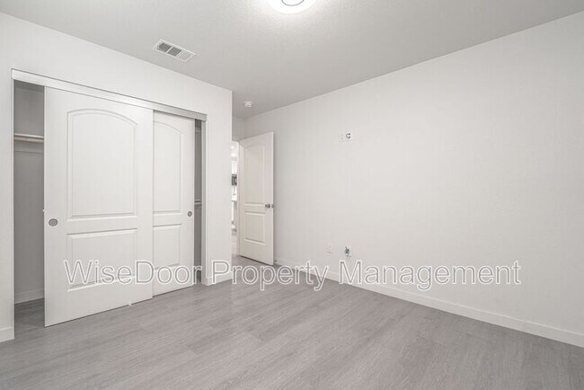Building Photo - 609 W 4th Ave