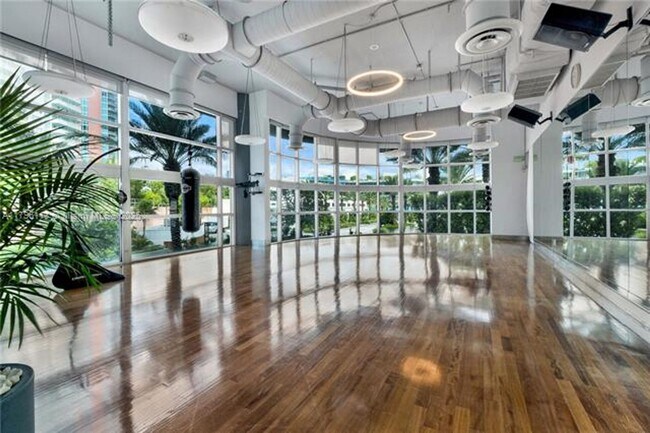 Building Photo - 100 South Pointe Dr
