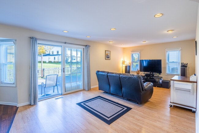 Building Photo - 331 E Fox Hill Dr