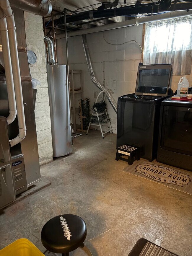 Building Photo - Charming Two-bedroom house