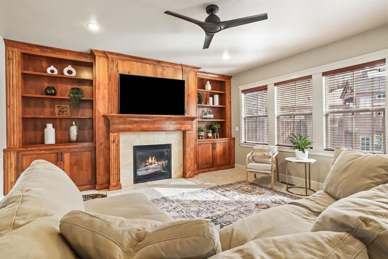 Building Photo - 611 E San Pedro St