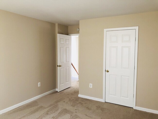 Building Photo - Available NOW!! HOME IN PARK RIDGE