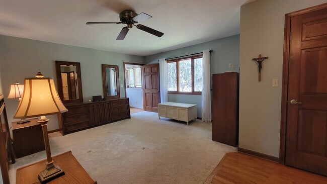 Building Photo - 1041 Carousel Ln